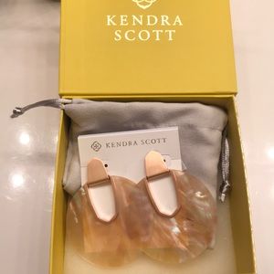 NWT Kendra Scot Capriz Shell type earrings